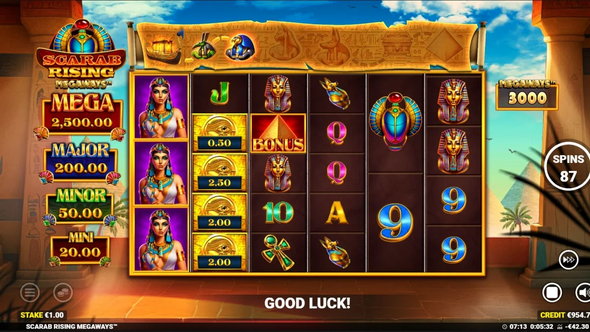 Interface do slot Scarab Rising Megaways com temática egípcia